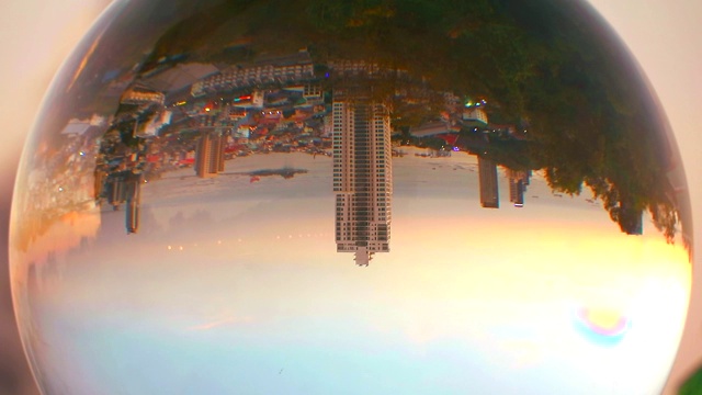 这座城市在水晶球里日落时是颠倒的视频下载