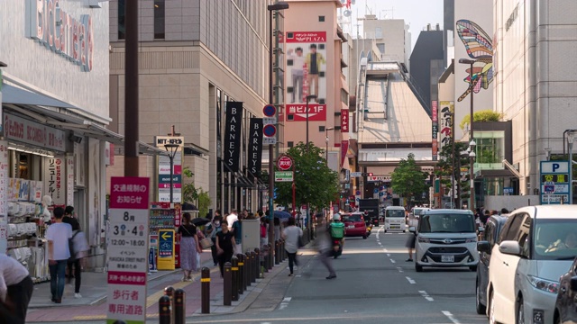 在日本福冈市中心的天神，游客拥挤和交通视频素材