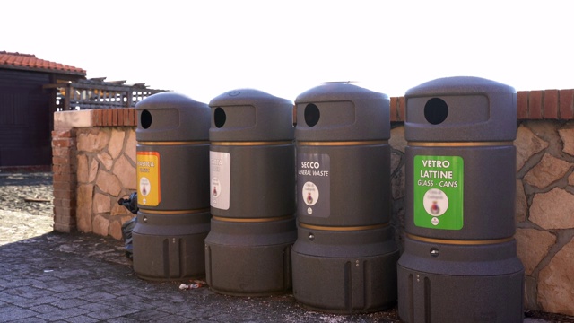 罗马街头的灰色塑料垃圾桶。有特别标识的垃圾桶，用以分类玻璃、塑胶、卡通及有机废物，以便进一步回收。罗马的垃圾问题视频下载