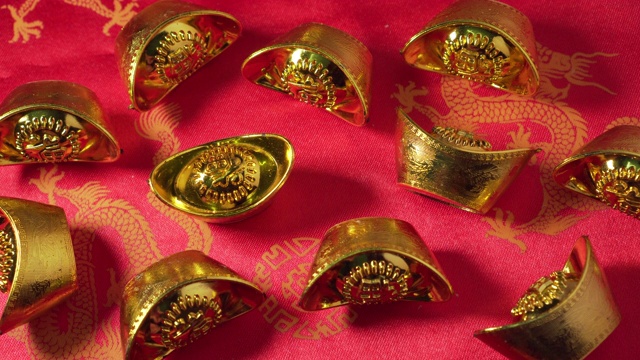 许多带有中文的金元宝上都写着“好运”。慢慢的锅。中国新年。农历新年。视频下载