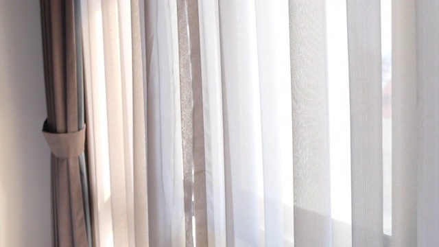 公寓卧室的窗帘，背景概念。视频素材