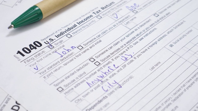 IRS 1040美国税单和绿笔视频素材