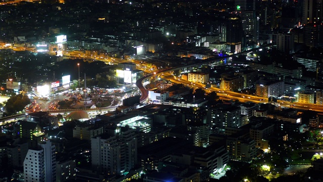 泰国曼谷，胜利纪念碑夜间的航拍图视频素材