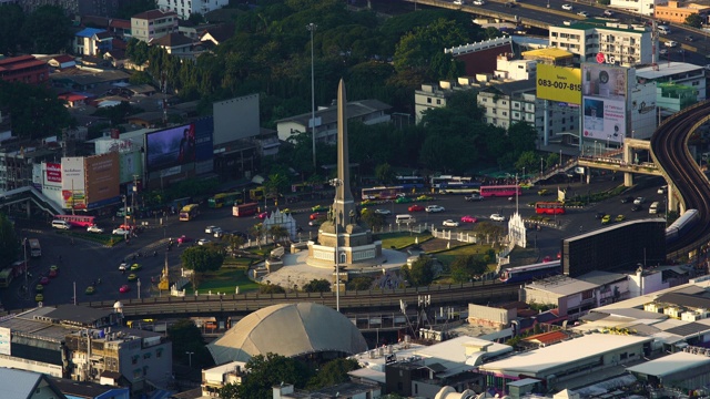 泰国曼谷市中心的胜利纪念碑鸟瞰图视频素材