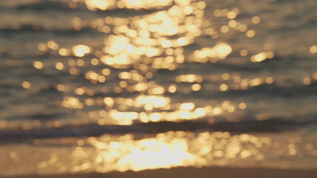 SLO MO散焦Bokeh金色反射波海滩日落或日出在芭堤雅，泰国视频素材