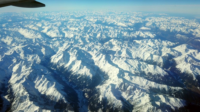 冬季雪山从阿尔卑斯山上空，空降。欧洲视频下载