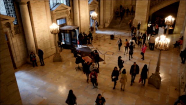 人们走进纽约中央图书馆视频素材