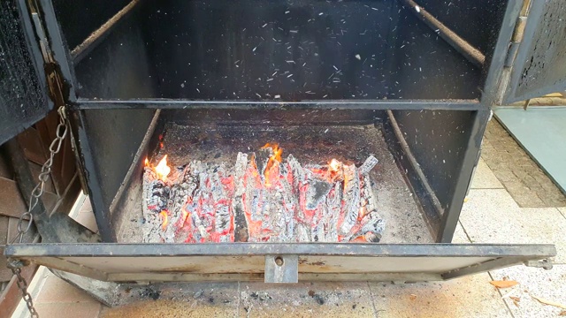 火在传统的烟熏鱼和肉。视频下载