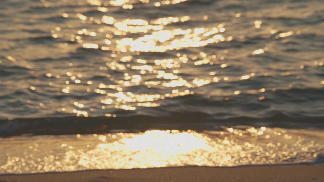 背景-泰国芭堤雅海滩夕阳下的金色海浪SLO MO视频素材