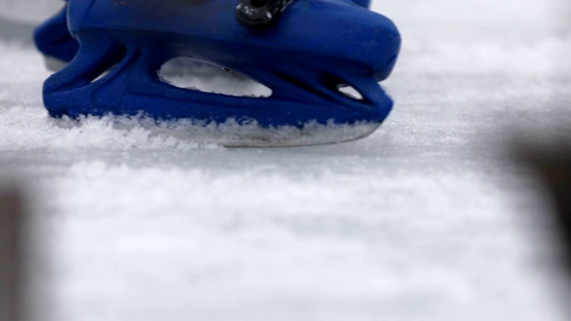 一个蓝色的溜冰者在冰上穿过一个框架视频下载