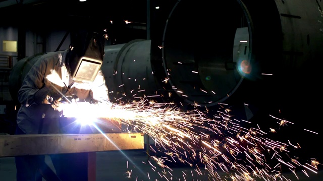 在金属加工车间工作的焊工视频下载