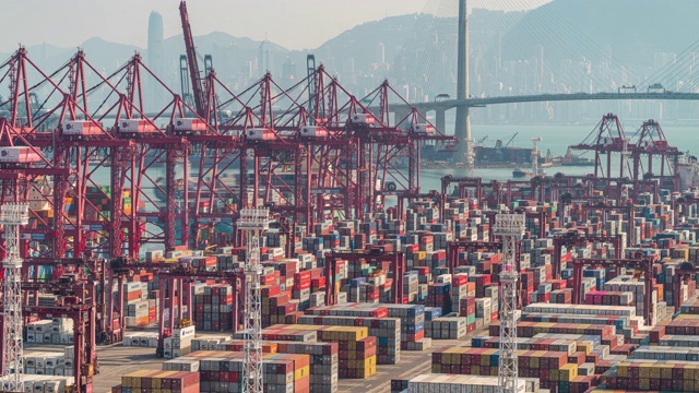 香港进出口业务物流中国际港口用起重机装载集装箱的时间间隔视频素材