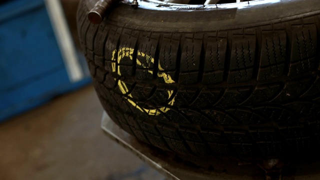 修理汽车轮胎视频下载