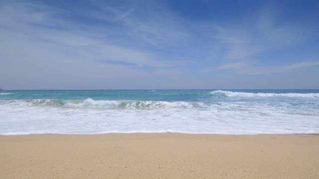 从沙滩上看到的全景和巨大的海浪视频下载