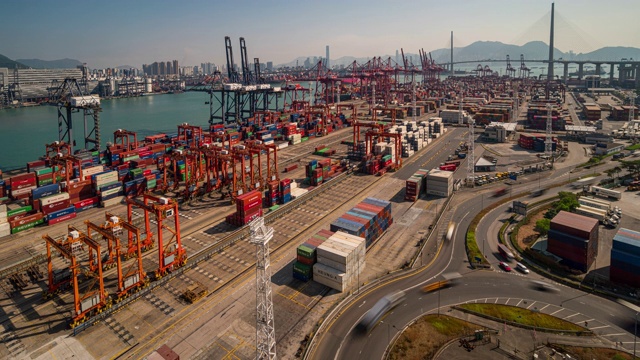 香港进出口业务物流中国际港口用起重机装载集装箱的时间间隔视频素材