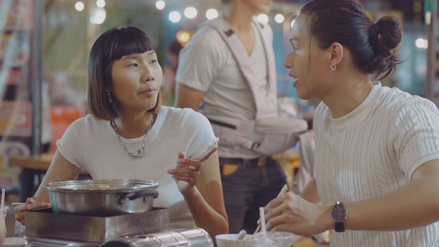 快乐亚洲青年团在夜市餐厅吃涮涮锅。视频下载