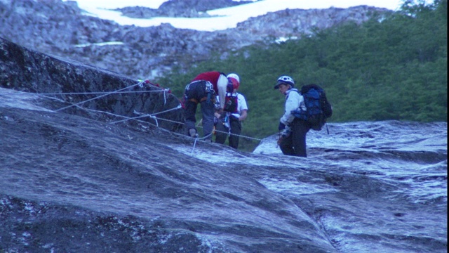 攀登者从巴塔哥尼亚的悬崖攀爬而下。视频下载