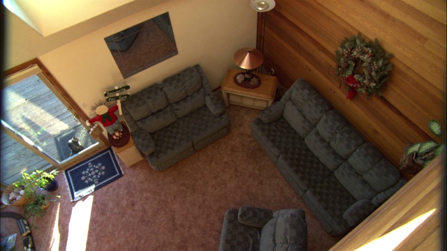 金字塔形房子的起居室里有沙发、双人座椅和椅子。视频下载