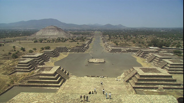 游客们聚集在墨西哥乔鲁拉的前哥伦布时期金字塔神庙考古遗址。视频下载