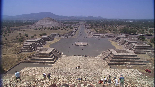 游客参观墨西哥乔鲁拉的比例模型。视频下载