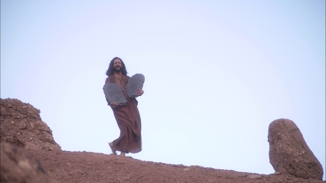 其中一个重现了亚伯拉罕带着十诫下山的情景。视频下载