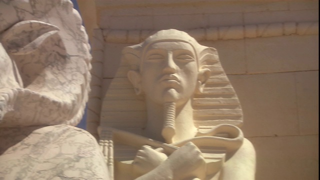 埃及的雕像矗立在神庙的外面。视频下载