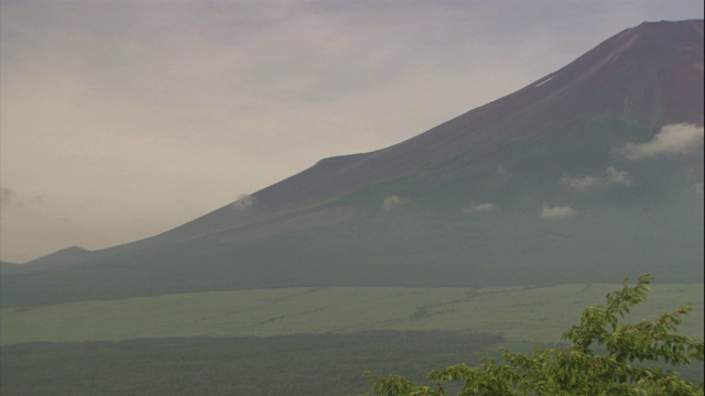 蓬松的白云在日本富士山上空盘旋。视频素材