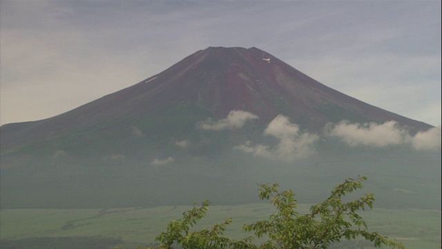 低云层在日本富士山附近盘旋。视频素材