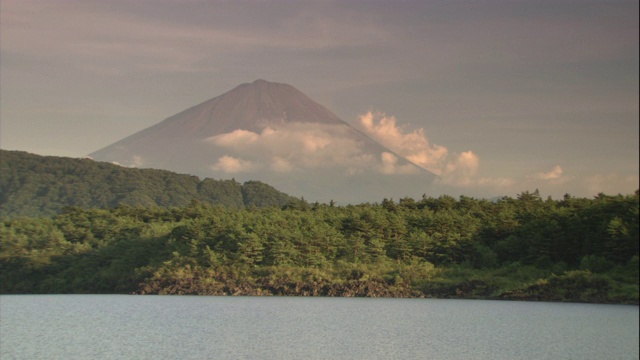 日本富士山前的云层很低。视频素材