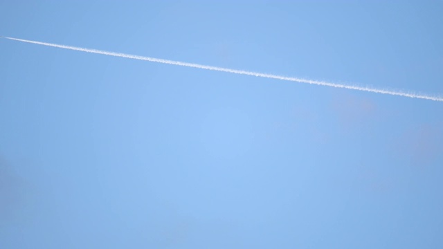 喷气式客机在高空飞行的场景，在清澈的蓝天留下了尾迹。视频下载