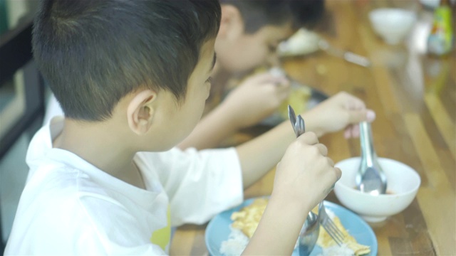 小学生在食堂吃午饭视频素材