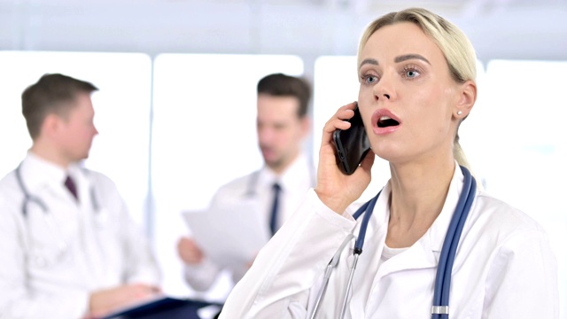 职业女医生用智能手机聊天的肖像视频素材