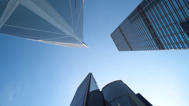 仰望高层建筑摩天大楼未来主义建筑香港城市与蓝天视频素材