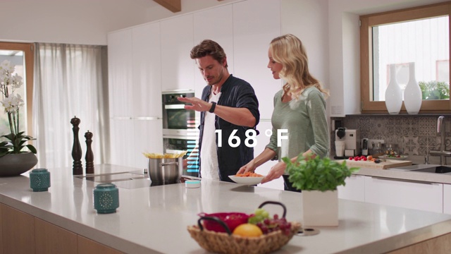 男人在家做饭时使用智能设备视频素材