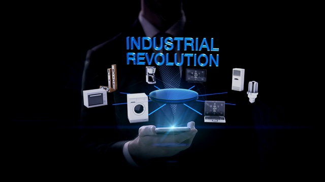 商人滑动触摸智能手机，“第四次工业革命”连接显示器、微波炉、灯泡、洗衣机、空调、音响、咖啡壶、智能家电、4k电影。视频下载