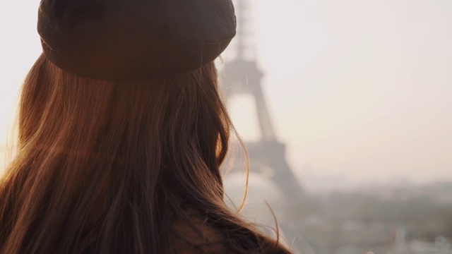 超级近距离快乐的女人看雾蒙蒙的日出埃菲尔铁塔从特罗卡德罗，巴黎的浪漫假期慢动作。视频素材