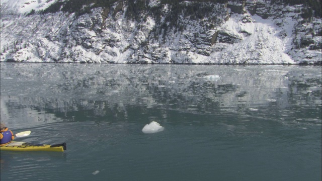 皮划艇在威廉王子湾冰冷平静的水面上划桨。视频下载