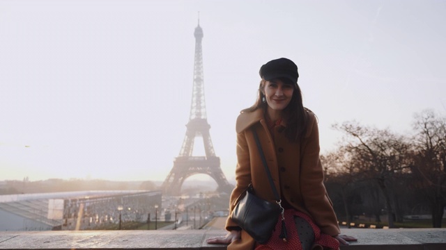 女人,慢镜头,巴黎,埃菲尔铁塔视频素材