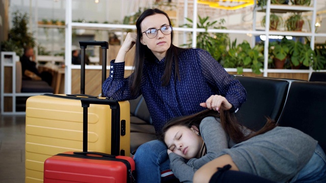 母亲和女儿在候机室的椅子上睡觉视频素材
