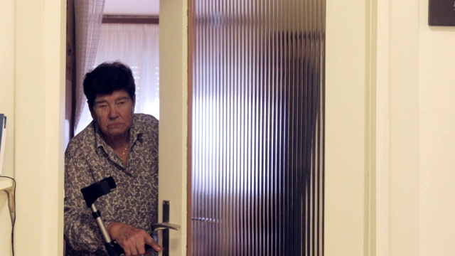 老妇人用拐杖打开公寓的门视频下载