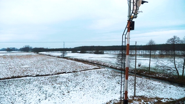 在冬季通过窗口观看火车，4k慢镜头60fps视频素材