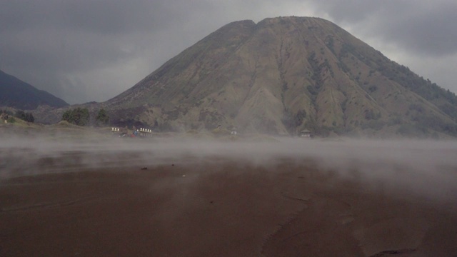 在雾中日出的布罗莫火山的风景视频素材