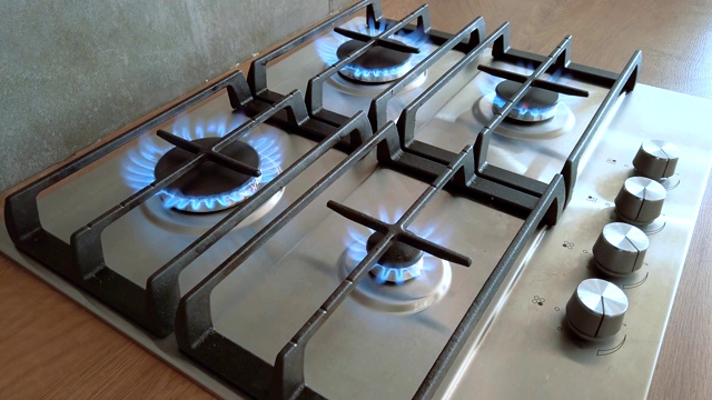 厨房所有的燃气灶都开着，烹饪用燃气燃烧视频下载