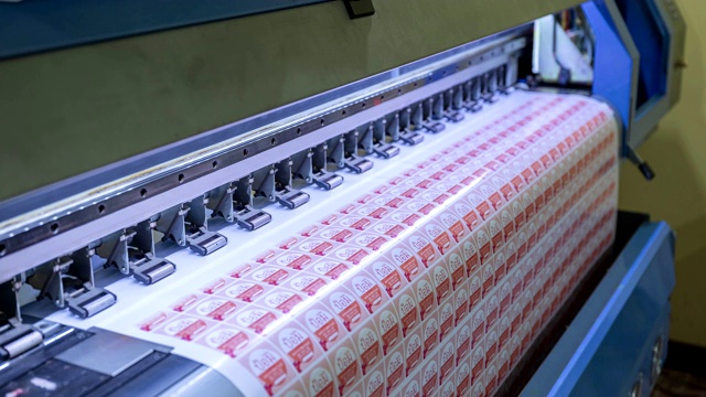 大型喷墨打印机工作在标签纸与品牌视频素材