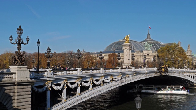 跨越塞纳河的亚历山大三世桥。法国巴黎视频素材