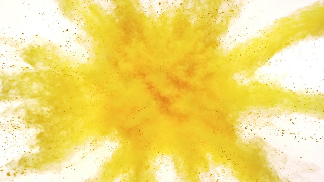 黄色粉末在特写镜头中向摄影机爆炸，超级慢镜头，白色背景视频下载