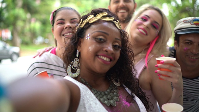 朋友们有乐趣和自拍在巴西的一个嘉年华派对视频素材