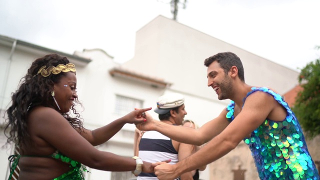 朋友有乐趣和跳舞在巴西街头狂欢节派对视频下载