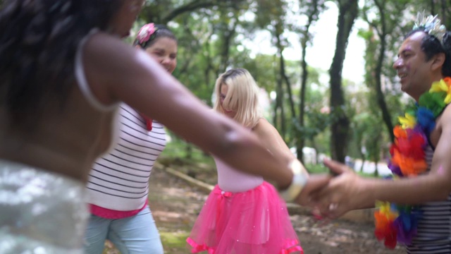 快乐和团结的朋友们在巴西的狂欢派对上视频素材