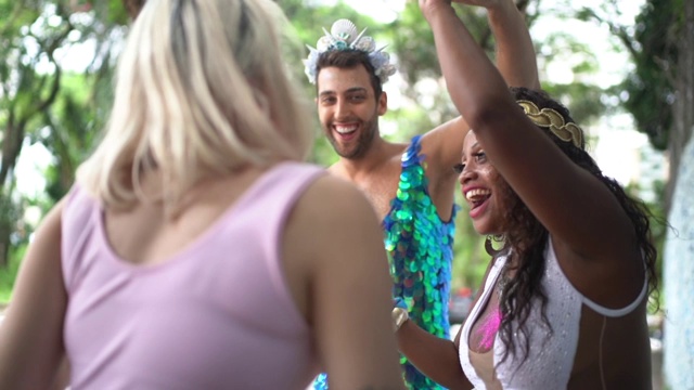 朋友有乐趣和跳舞在巴西街头狂欢节派对视频素材